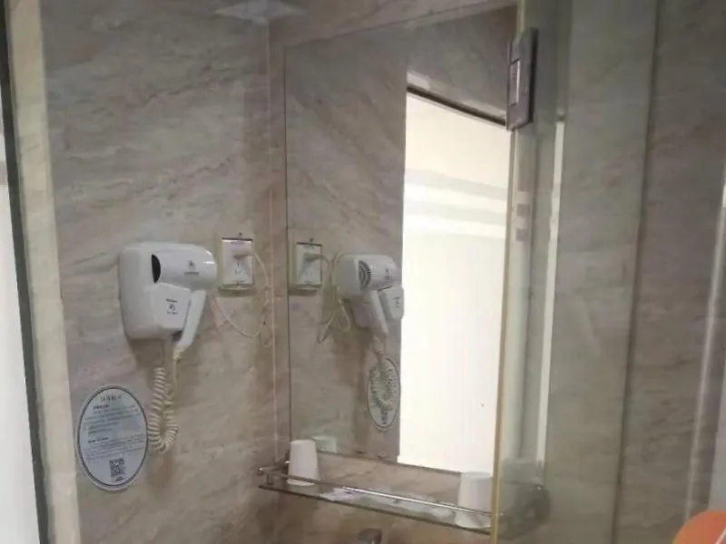 Greentree Inn Guangdong Shenzhen Baoan Airport New Terminal Express Hotel