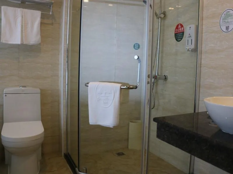 Greentree Inn Guangdong Shenzhen Baoan Airport New Terminal Express Hotel 3*,